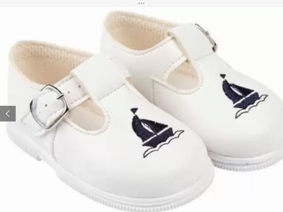 Baby pods white hard soled  S97