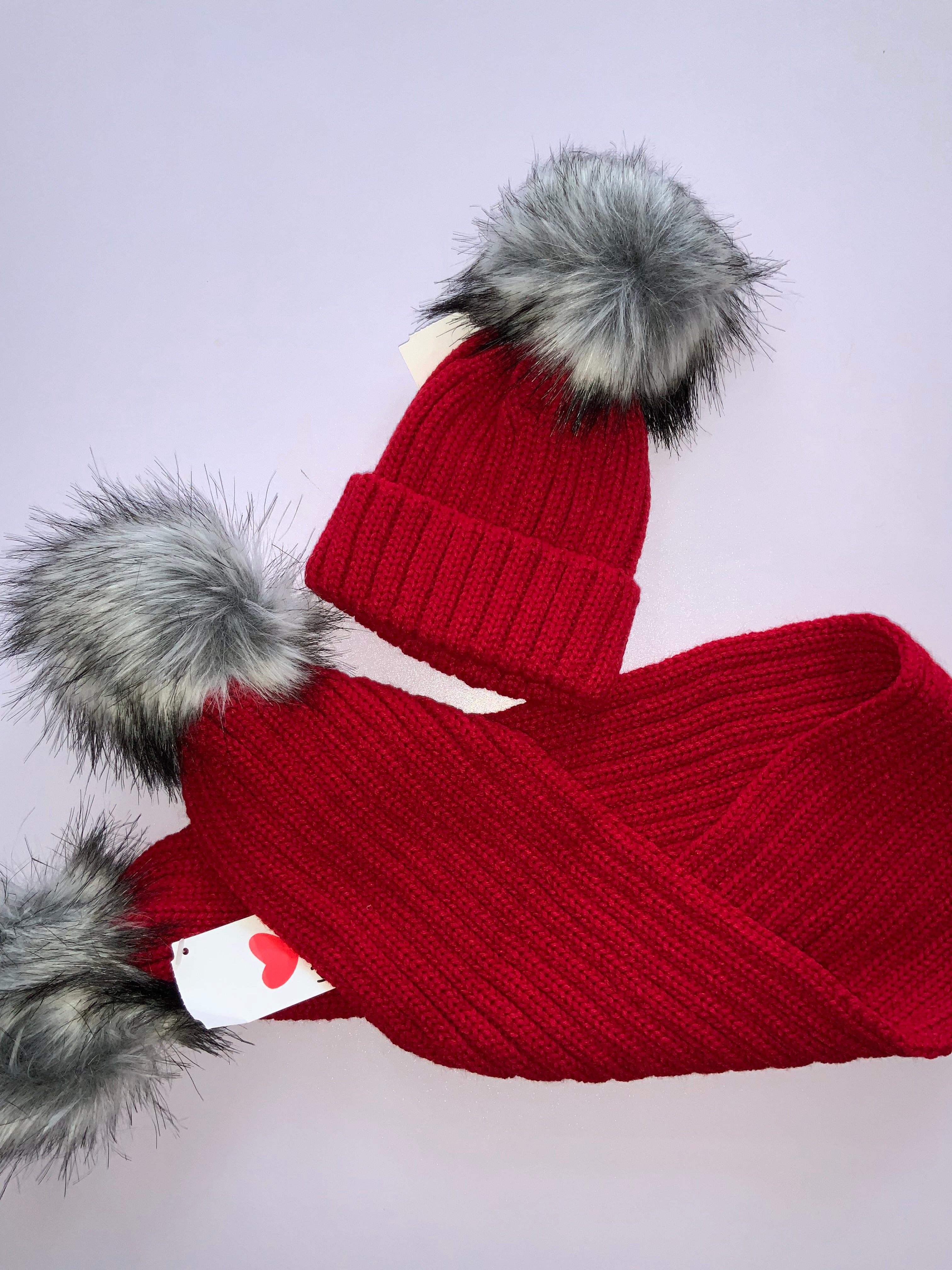 Scarf and hat set.         10231931