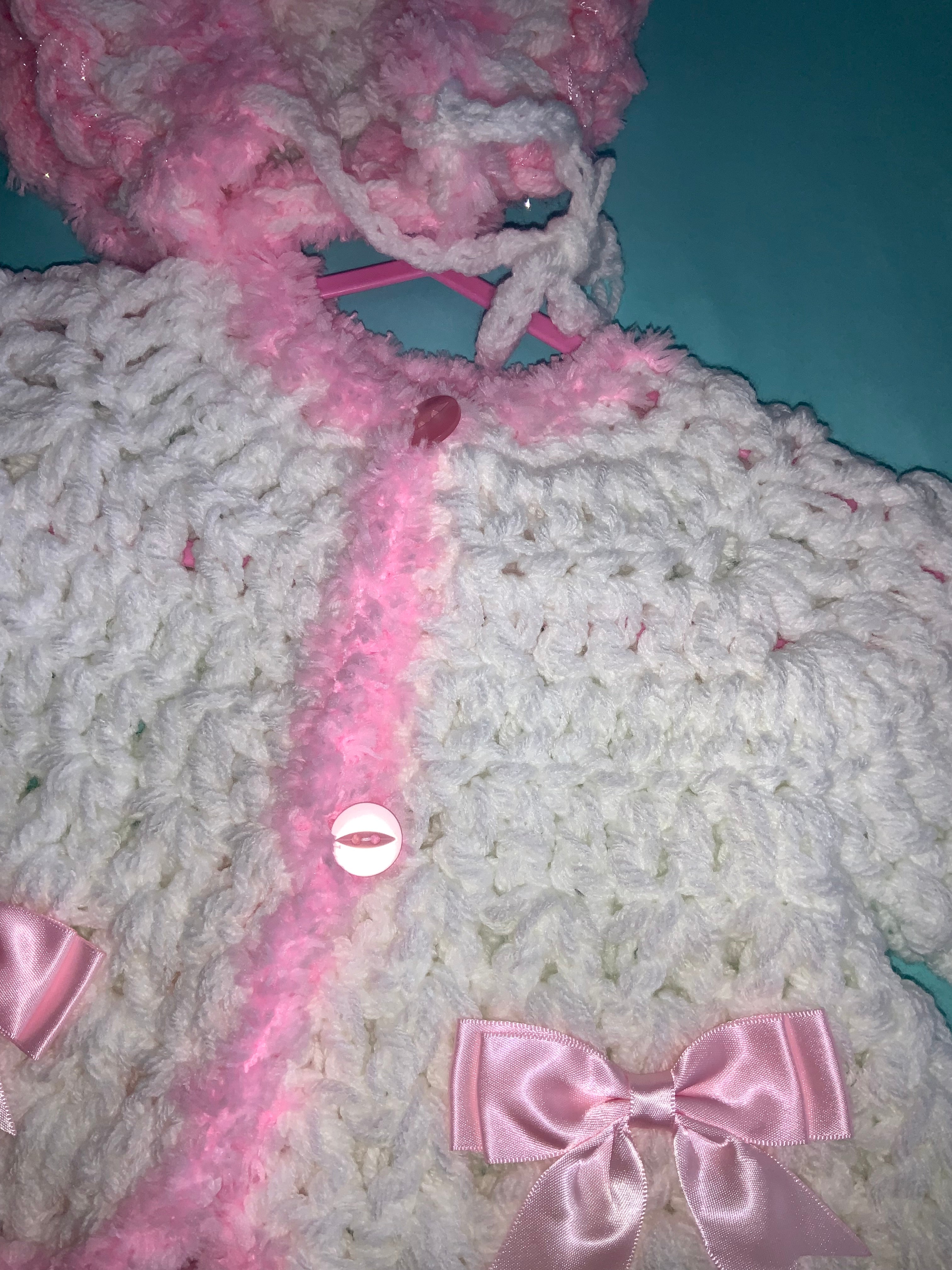 Crocheted cardigan and bonnet 0926839