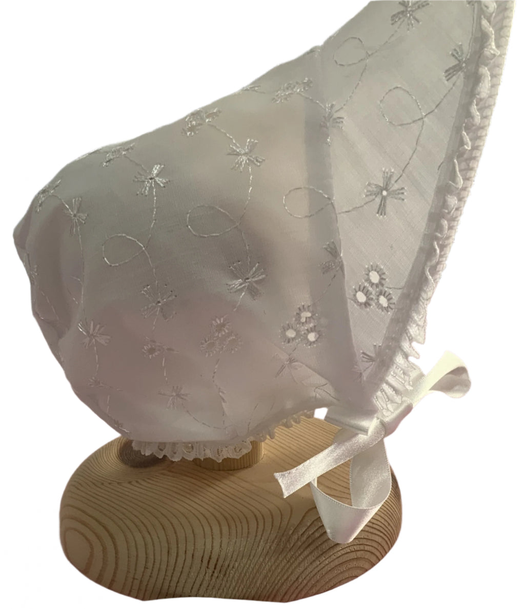 Girls white bonnet           563