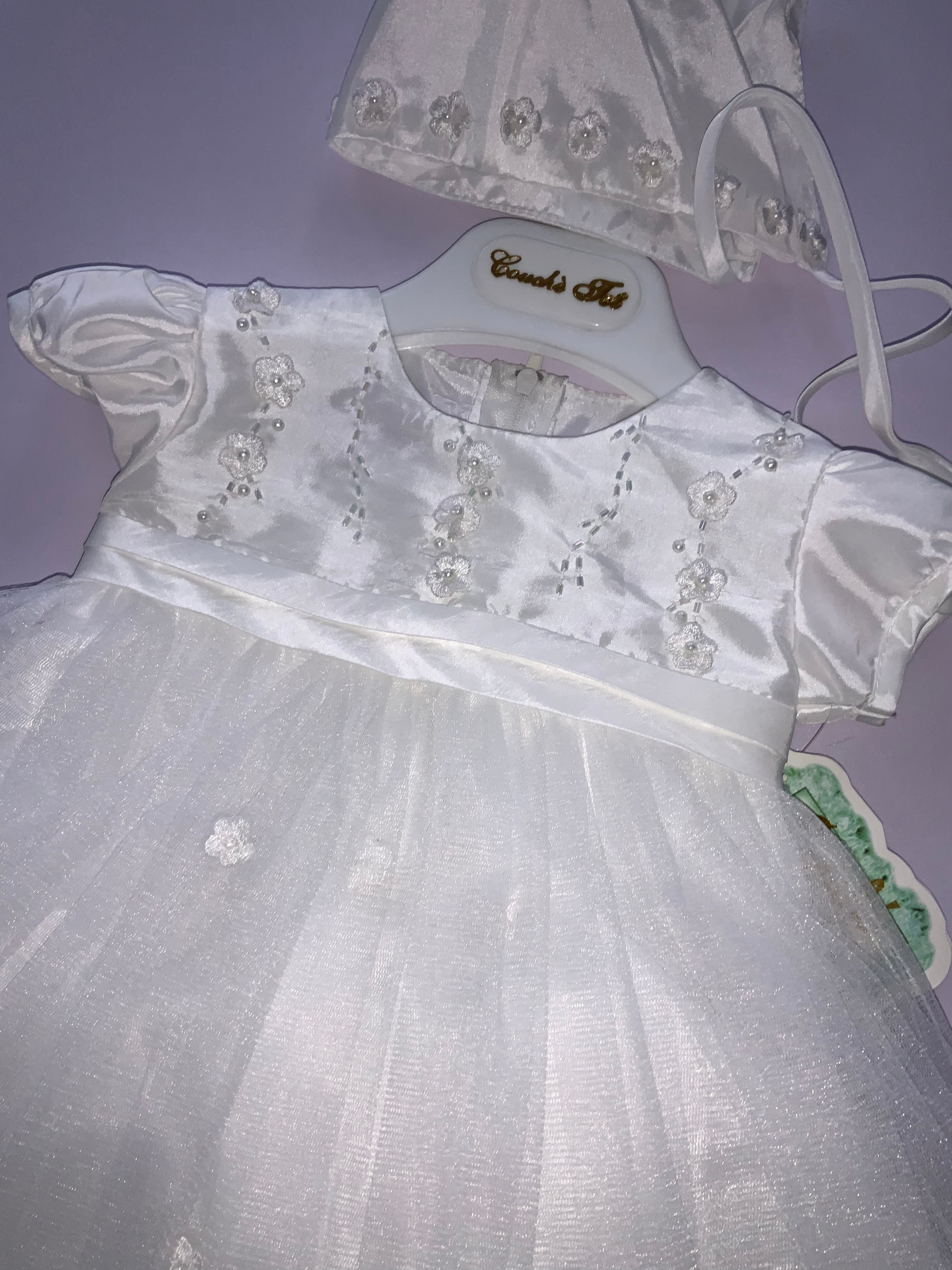 Girls christening dress.        250