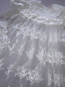 Christening gown.     03221042
