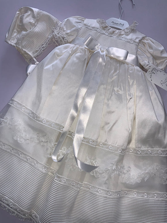 Christening gown.    03221044