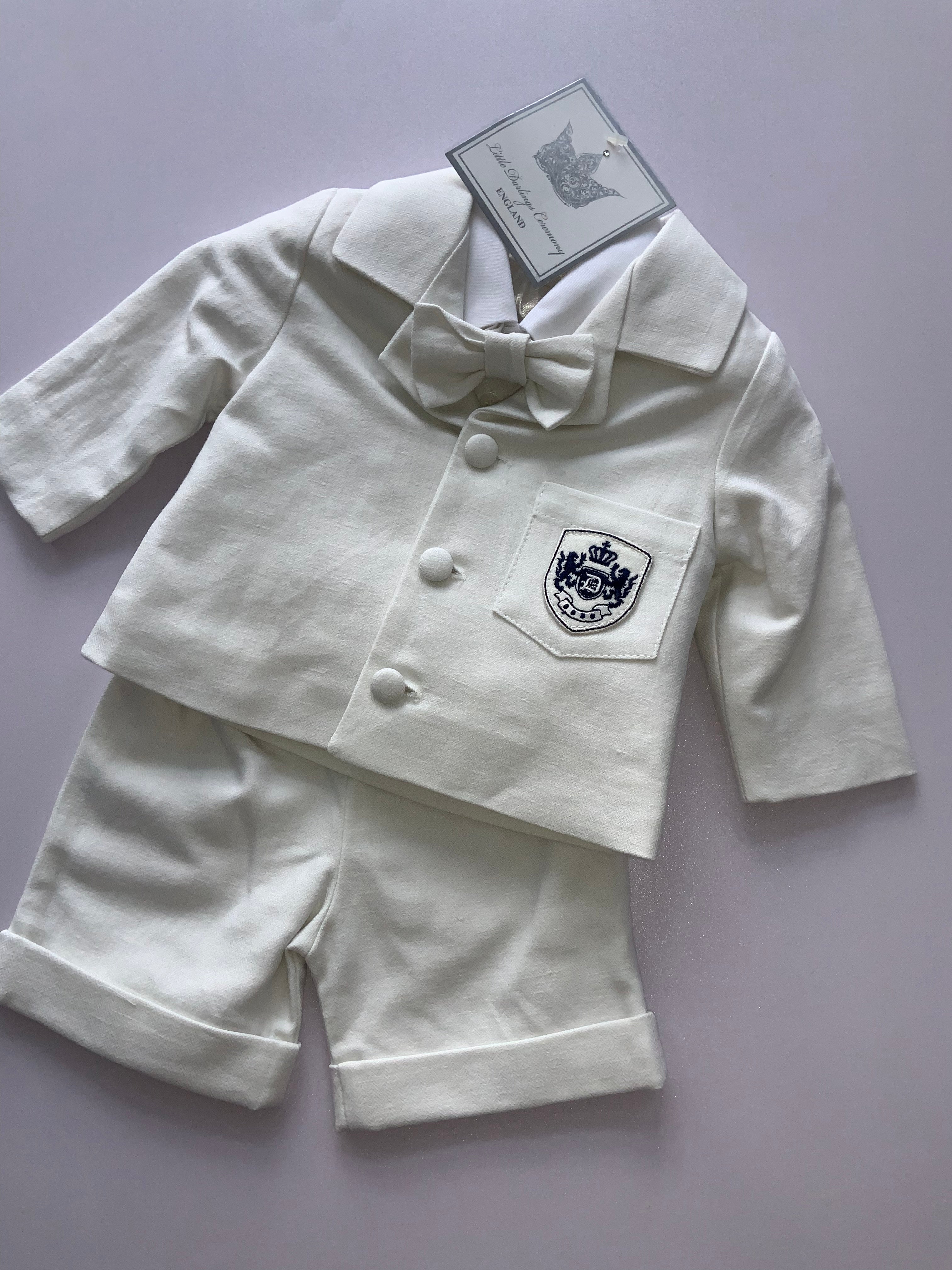 Boys suit.            0621389