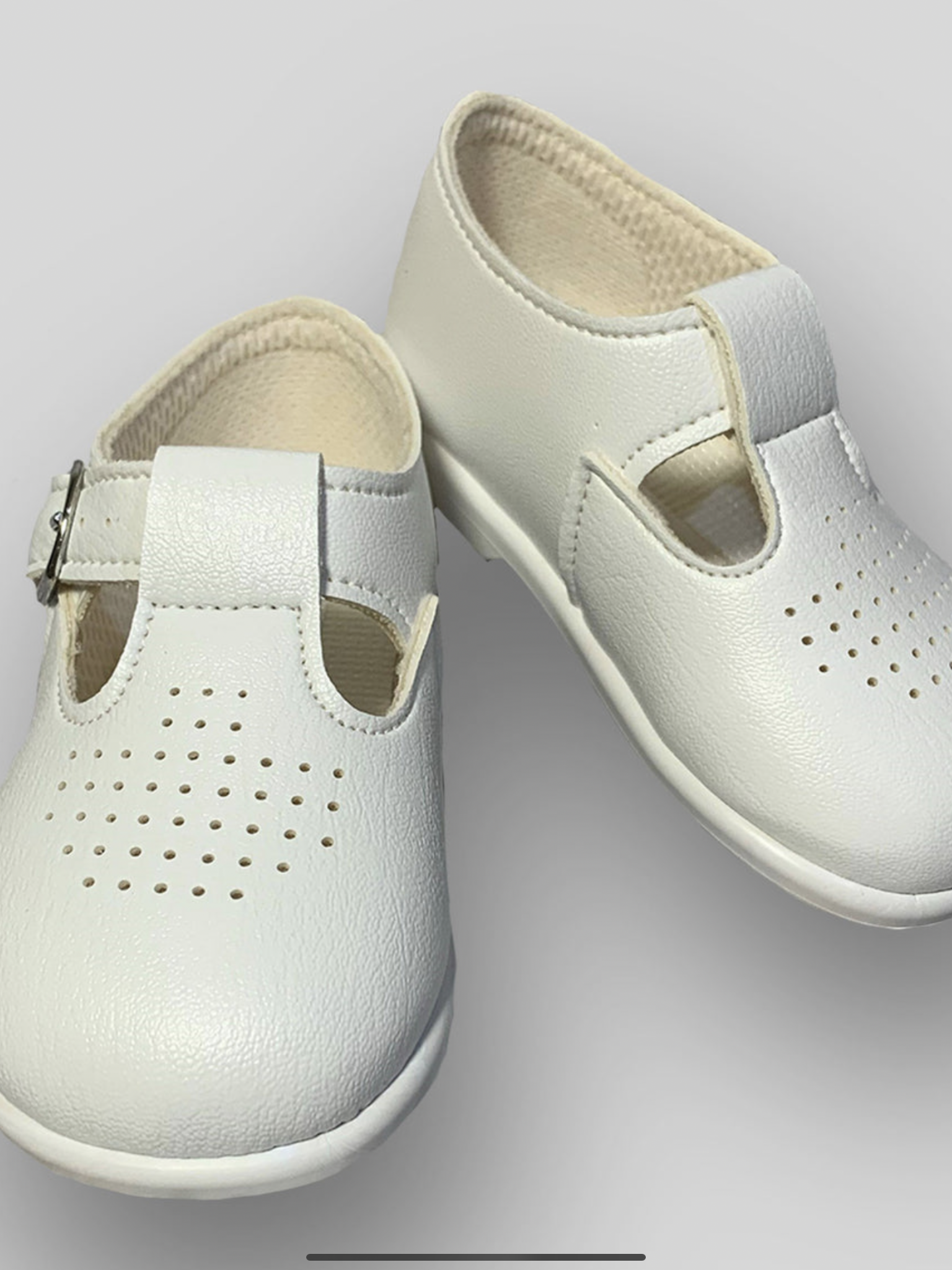 Boys white hard soled  babypods     S95